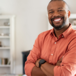 O Sorriso como Resiliência: Desarmando o Tribunal da Hostilidade