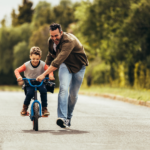 As Primeiras Pedaladas: Entre o Amparo e a Liberdade